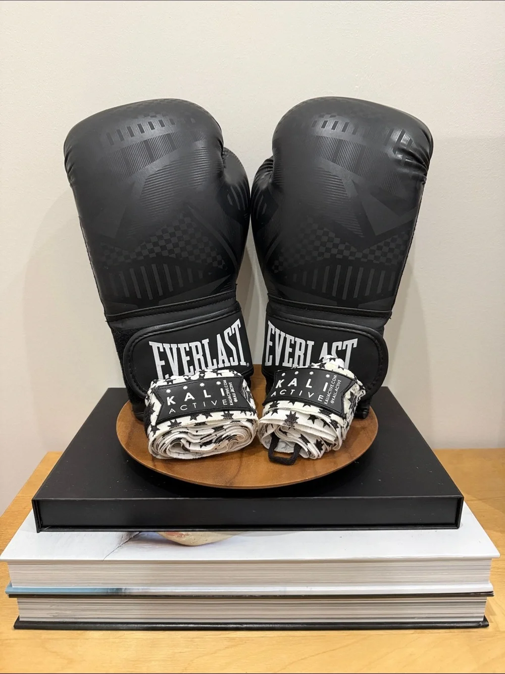 Everlast Classic 12 oz. Black Boxing Gloves with Kali Active Black & White Wraps